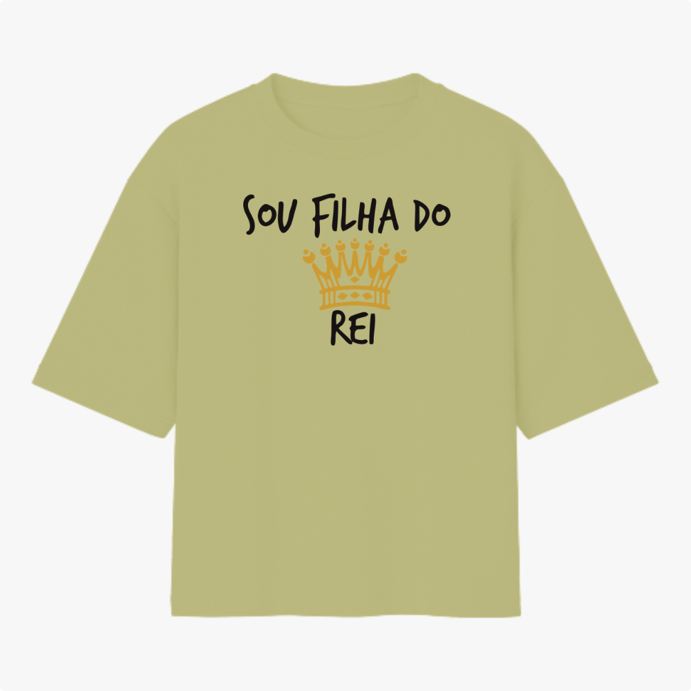 Camiseta com estampa frontal de frase "Sou Filha do Rei" acima de uma ilustração de coroa estilizada, adicionando um toque de majestade ao design.