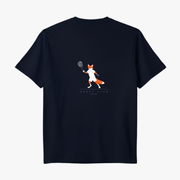 Camiseta com estampa frontal de bandeira brasileira e rosto de raposa dentro de círculo, mais texto pequeno, e estampa traseira de raposa com raquete.