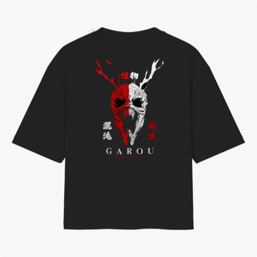 Camiseta com estampa frontal de lobo em estilo detalhado com a palavra "FANGS" e estampa traseira de máscara dual-color associada a caracteres asiáticos e nome "GAROU".