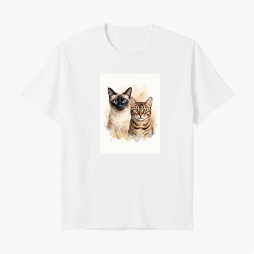 Camiseta com estampa frontal de dois gatos em estilo aquarela, um siamês ao lado de um gato rajado, ambos com expressões serenas em um fundo suave.