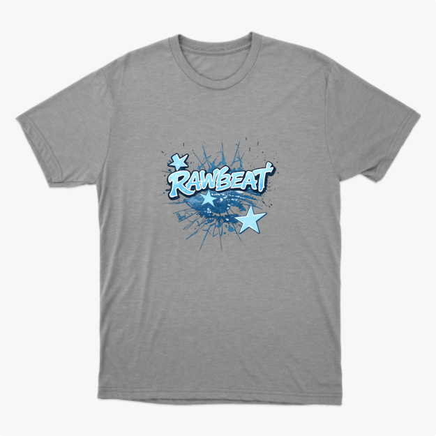 Camiseta com estampa frontal de texto estilizado "RAWBEAT" cercado por estrelas e elementos gráficos que remetem a um fundo cheio de dinamismo.