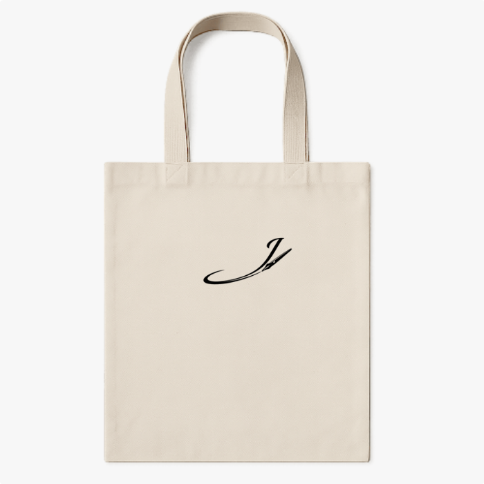 Ecobag com estampa frontal de uma elegante letra "J" estilizada e inclinada, adicionando um toque sofisticado e único ao acessório.