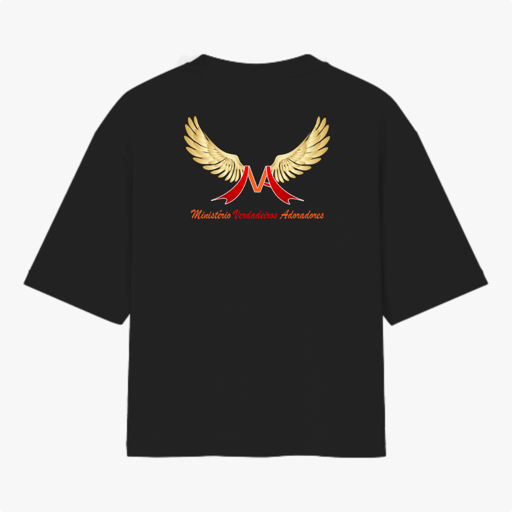 Camiseta com estampa frontal de asas douradas e um "M" vermelho, com texto "Ministério Verdadeiros Adoradores" e estampa traseira similar.