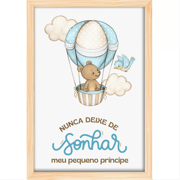 Quadro com estampa de balão com urso, nuvens e pássaro, acompanhado da frase "Nunca deixe de sonhar, meu pequeno príncipe" em fonte elegante.