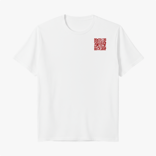 Camiseta com estampa frontal de QR code pequeno no lado superior esquerdo e estampa traseira de QR code grande ocupando a parte central.