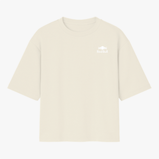 Camiseta com estampa frontal de logo estilizado e estampa traseira de piloto sobre carro de corrida com textos verticais e grandes letras diagonais.