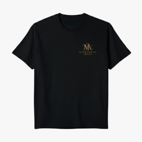 Camiseta com estampa frontal de um monograma elegante "MA" acompanhado do texto "Matias Andrade Assessoria" em fonte estilizada.