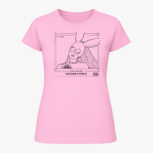 Camiseta com estampa frontal de um desenho feminino usando máscara com orelhas, dentro de uma moldura com texto detalhando nome e título.