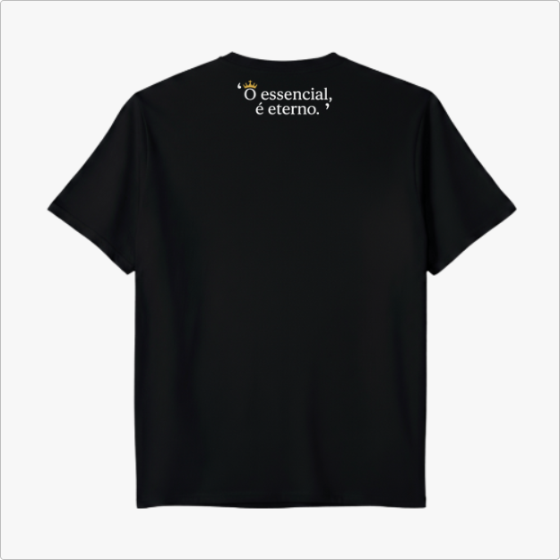 Camiseta com estampa frontal de letra "A" estilizada e coroa acima e estampa traseira com frase "O essencial, é eterno." com uma pequena coroa.