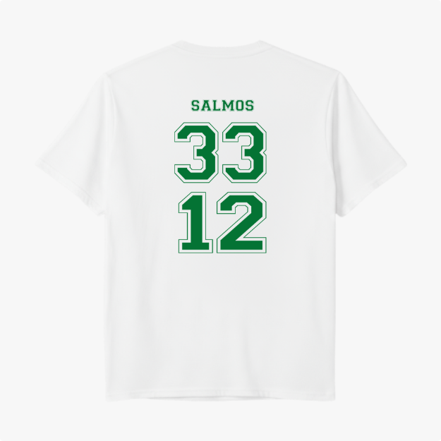 Camiseta com estampa frontal de frase inspiradora acompanhada de símbolo nacional e estampa traseira com texto "SALMOS" acima dos números "33" e "12".