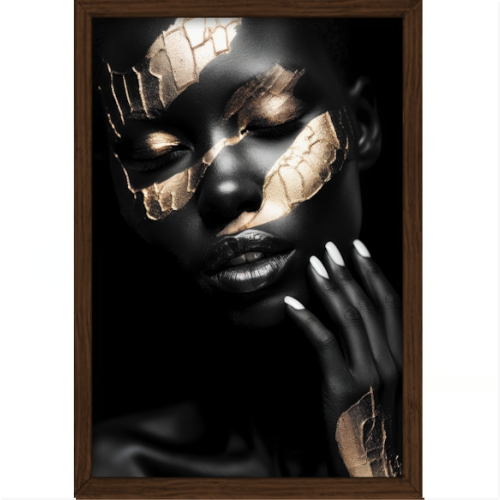Quadro com estampa frontal de rosto feminino adornado com fragmentos metálicos que percorrem o rosto e a mão, criando um visual intrigante.