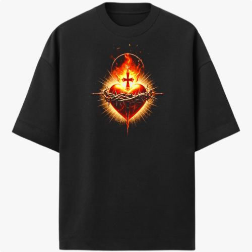 Camiseta com estampa frontal de um coração flamejante rodeado por espinhos e cruz central, irradiando um halo luminoso, criando um poderoso efeito visual.