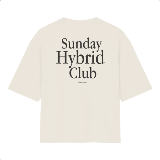 Camiseta com estampa frontal de texto pequeno "Sunday Hybrid Club" e estampa traseira de texto grande "Sunday Hybrid Club" sobreposto ao logo menor.