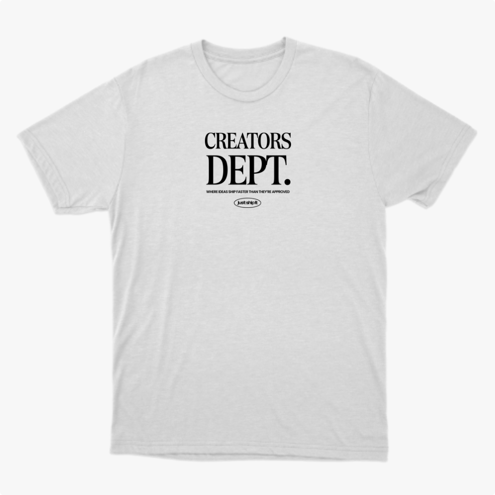 Camiseta com estampa frontal de texto "CREATORS DEPT." em fonte estilizada, acompanhado por uma frase descritiva e logotipo ovalado na parte inferior.