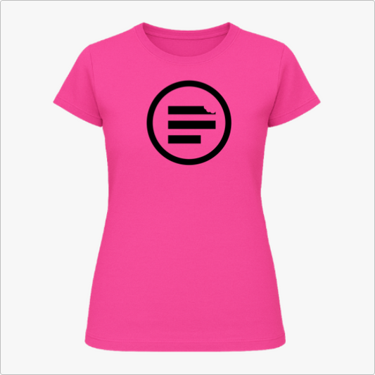 Camiseta com estampa frontal de círculo emoldurando três linhas horizontais, uma delas com pequeno detalhe misterioso, criando um símbolo enigmático.