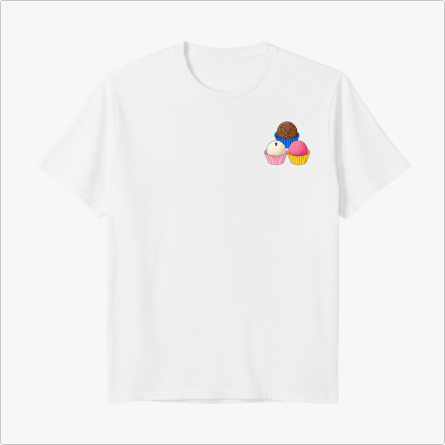 Camiseta com estampa frontal de quatro cupcakes decorados, cada um com confeitos e formatos variados, dispostos em um arranjo triangular encantador.