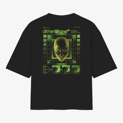 Camiseta com estampa traseira de um rosto de figura digital em estilo futurista, rodeado por elementos gráficos geométricos e textos técnicos.
