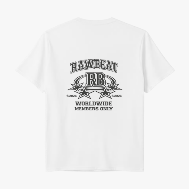 Camiseta com estampa traseira de texto "RAWBEAT RB", estrelas em destaque, acompanhado de símbolos de copyright e texto "WORLDWIDE MEMBERS ONLY".