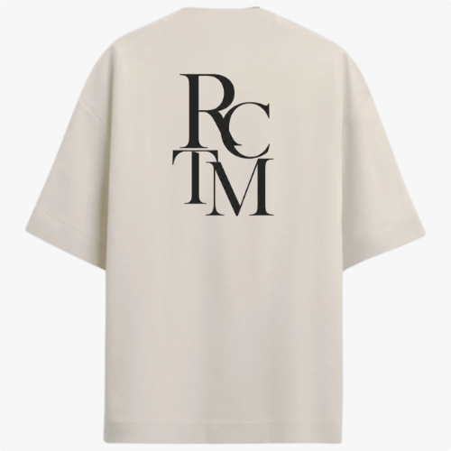 Camiseta com estampa frontal de lettering cursivo "Raceteam Built Different" e estampa traseira de iniciais sobrepostas em fonte de grande porte "RC TM".