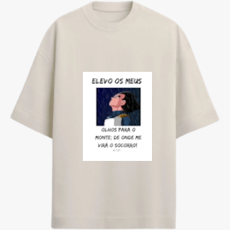 Camiseta com estampa frontal de um personagem animado olhando para cima sob chuva, acompanhado da frase "ELEVO OS MEUS OLHOS PARA O MONTE; DE ONDE ME VIRÁ O SOCORRO?" e referência a Salmo 121.