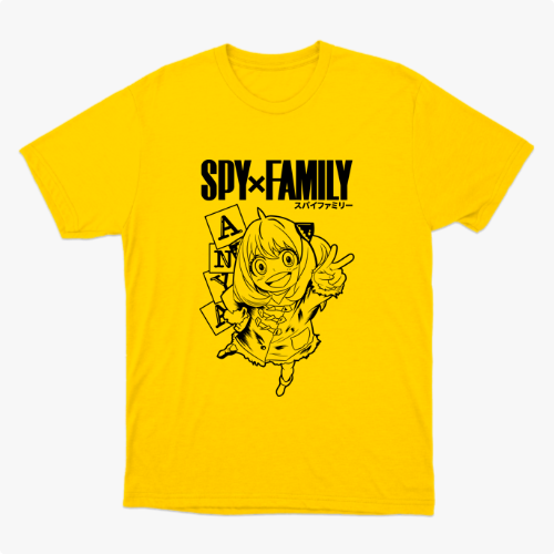 Camiseta com estampa frontal de personagem animado de cabelo rosa, cercado por blocos com letras coloridas, sobre o texto "SPY x FAMILY".