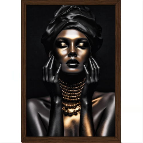 Quadro com estampa frontal de retrato artístico de mulher com corpo e rosto cobertos de tinta metálica dourada e preta, usando colares e turbante.