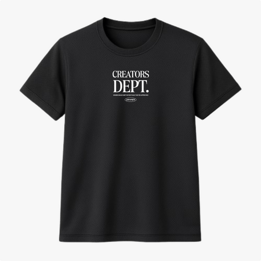 Camiseta com estampa frontal de texto estilizado "CREATORS DEPT." seguido de uma frase menor e um pequeno logotipo oval com inscrição central.