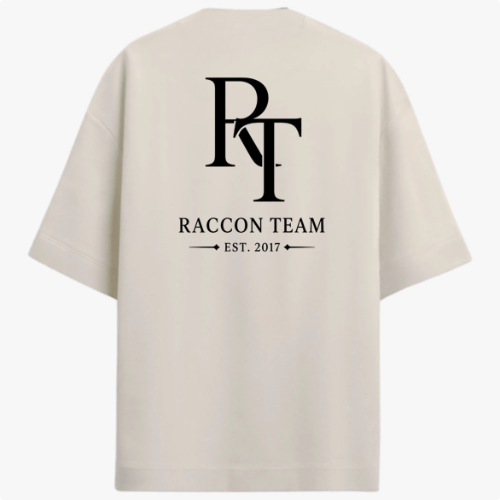 Camiseta com estampa frontal de lettering cursivo "Racoon Team - Built Different" e estampa traseira de iniciais grandes "RT", texto "Raccon Team - Est. 2017".