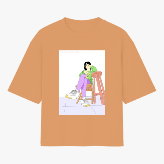 Camiseta com estampa frontal de uma figura feminina sentada de forma relaxada em uma cadeira, usando roupas casuais e tênis, sobre superfície quadrada.