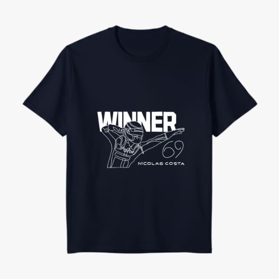 Camiseta com estampa frontal de piloto em pose de vitória sob a palavra "WINNER", com o número "69" e o nome "Nicolas Costa".