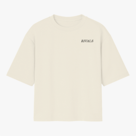 Camiseta com estampa frontal de texto "RIVALS" no lado superior e estampa traseira de carros de corrida com texto sobrepostos "NO SAFETY. NO MERCY. RIVALS".