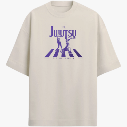 Camiseta com estampa frontal de duas figuras humanas cercadas por faixas diagonais, acompanhadas pelo texto "THE JUJUTSU KAISEN" em destaque.