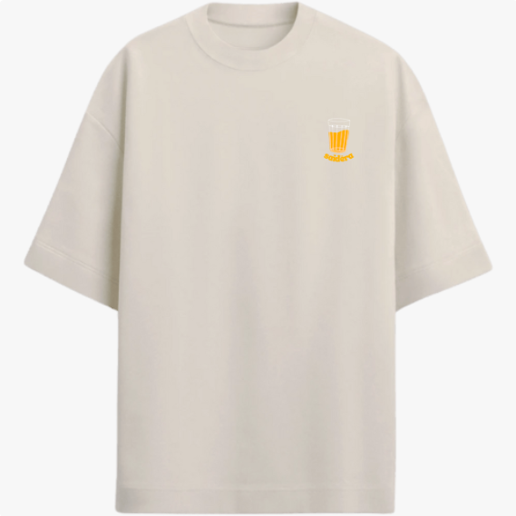 Camiseta com estampa frontal de um copo contendo uma bebida espumante e a palavra "sondero" logo abaixo, em estilo casual e descontraído.