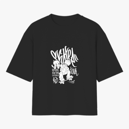 Camiseta com estampa frontal de personagem de skate, usando boné, com letras estilizadas e detalhes artísticos que complementam o design urbano.