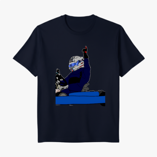 Camiseta com estampa frontal de um piloto comemorando em kart, usando capacete e roupa de corrida, com um braço levantado em gesto de vitória.