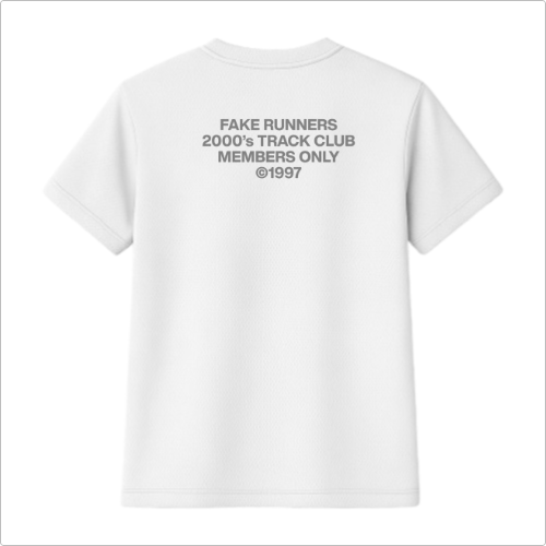 Camiseta com estampa frontal de texto sutil "PARMARINO ROSSO" e "NMR1 PROJECT" e estampa traseira de texto centralizado "FAKE RUNNERS 2000's TRACK CLUB MEMBERS ONLY ©1997".