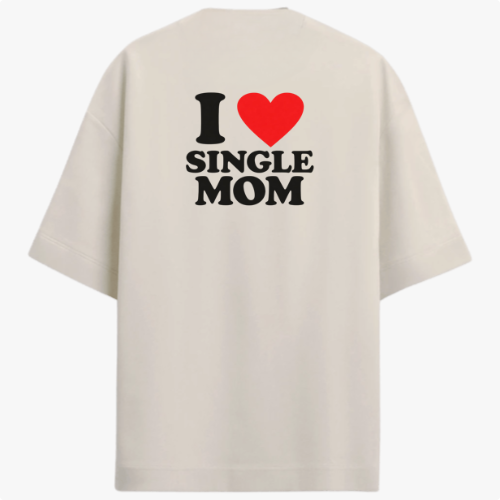 Camiseta com estampa frontal de texto "DESTROY" em estilo tipográfico e estampa traseira de "I ♥ SINGLE MOM" com o coração em destaque centralizado.