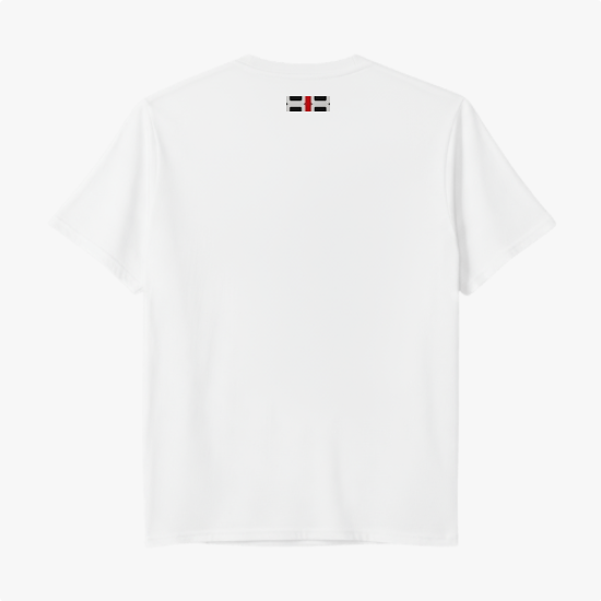 Camiseta com estampa frontal de desenho geométrico central com texto estilizado acima e abaixo, e estampa traseira de pequeno desenho geométrico semelhante.