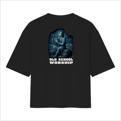 Camiseta com estampa frontal de texto "OLD SCHOOL WORSHIP" e estampa traseira de figura clássica tocando lira, com texto "OLD SCHOOL WORSHIP".