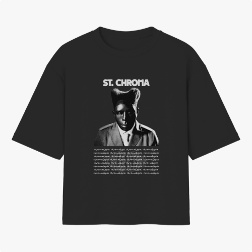 Camiseta com estampa frontal de retrato em preto e branco de pessoa usando chapéu, logo "St. Chroma" acima e texto repetido em linhas abaixo.