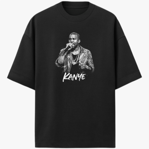 Camiseta com estampa frontal de um cantor segurando um microfone, vestindo jaqueta e colares, acompanhada pelo nome "Kanye" estilizado abaixo.