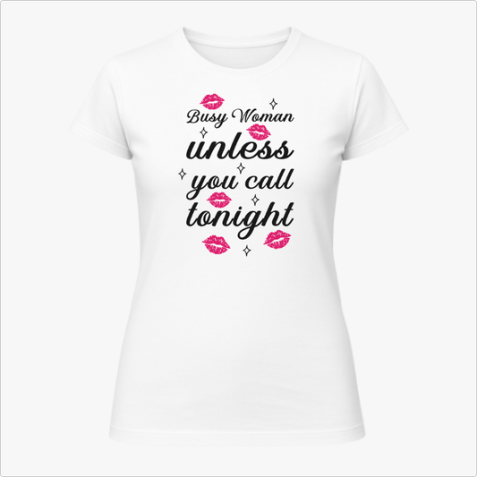 Camiseta com estampa frontal de frases estilizadas entre vários detalhes de beijinhos e pequenos brilhos espalhados ao redor das palavras.