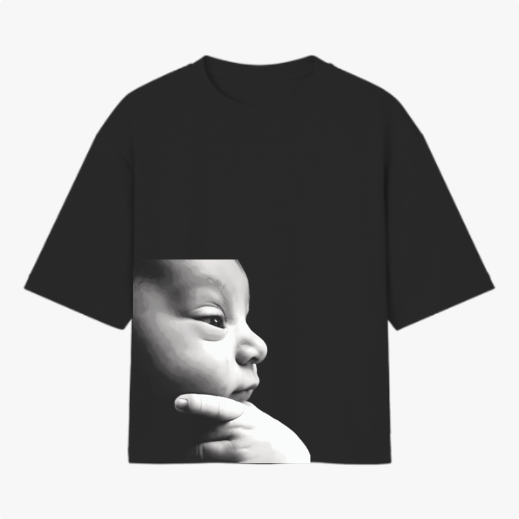 Camiseta com estampa frontal de rosto de bebê em perfil com expressão serena e dedos apoiados no queixo em estilo fotorrealista minimalista.