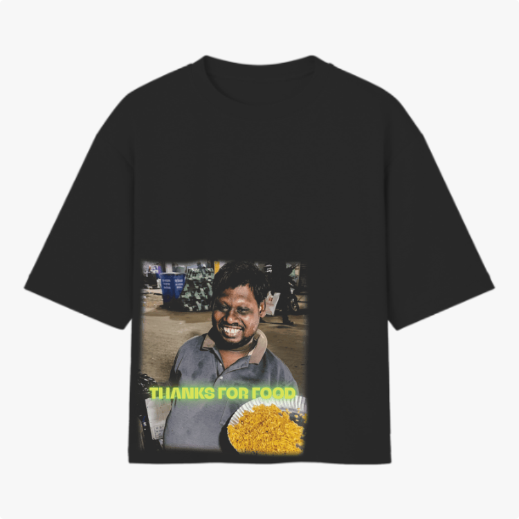 Camiseta com estampa frontal de homem sorrindo segurando um prato de comida, acompanhada da frase "THANKS FOR FOOD" em destaque.