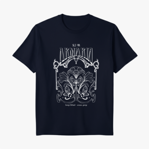 Camiseta com estampa frontal de letras estilizadas e elementos ornamentais detalhados, incluindo formas de folhas simétricas e curvas decorativas.