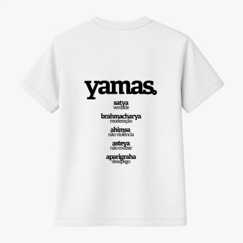 Camiseta com estampa frontal de "aparigraha. desapego" e estampa traseira de termos "yamas, satya, brahmacharya, ahimsa, asteya, aparigraha" com suas traduções.