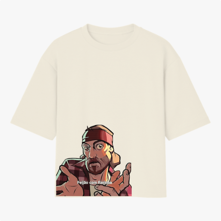Camiseta com estampa frontal de personagem usando bandana e camisa, com expressão facial intrigante e gesto de mãos abertas; texto "Feijão com Farinha".