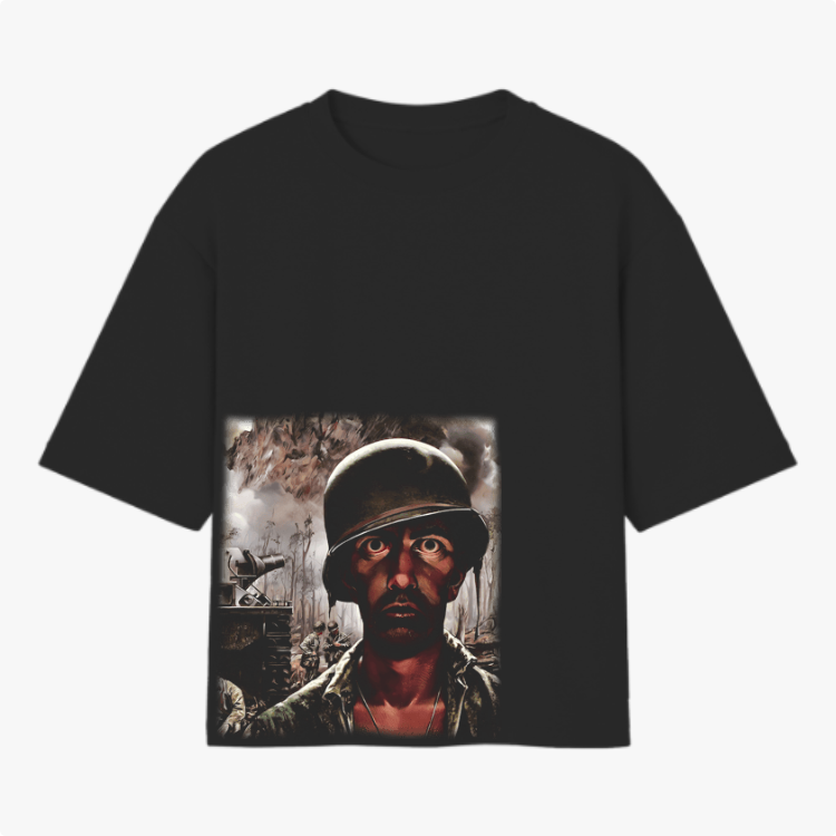 Camiseta com estampa frontal de soldado em cena de guerra envolvendo tanques e figura usando capacete militar, com expressão intensa sob céu dramático.