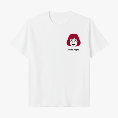 Camiseta com estampa frontal de um rosto com cabelo curto, óculos e expressão neutra, acompanhada da frase "ovelha negra" abaixo da imagem.