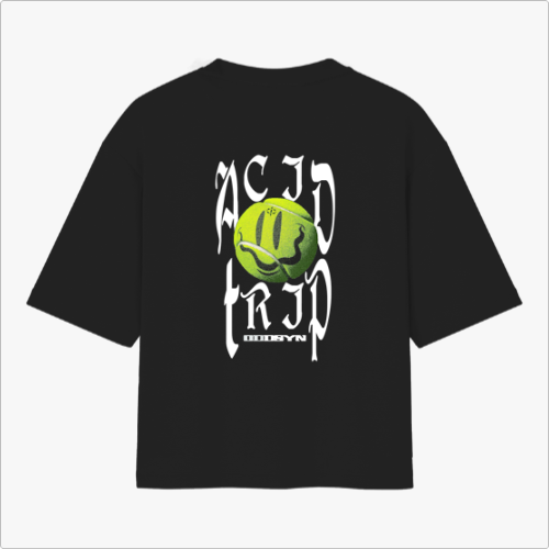 Camiseta com estampa frontal de texto estilizado. Estampa traseira de bola sorridente verde com textos verticais distorcidos e estilizados ao redor.
